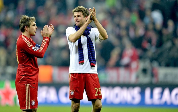 Philipp Lahm comemora na partida do Bayern de Munique e Arsenal (Foto: AFP)