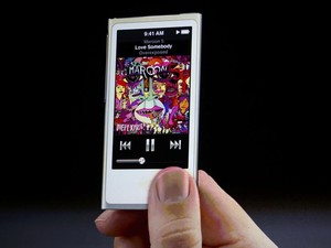 O iPod Nano foi completamente redesenhado e deixou de ser um "quadrado". (Foto: Beck Diefenbach/Reuters)