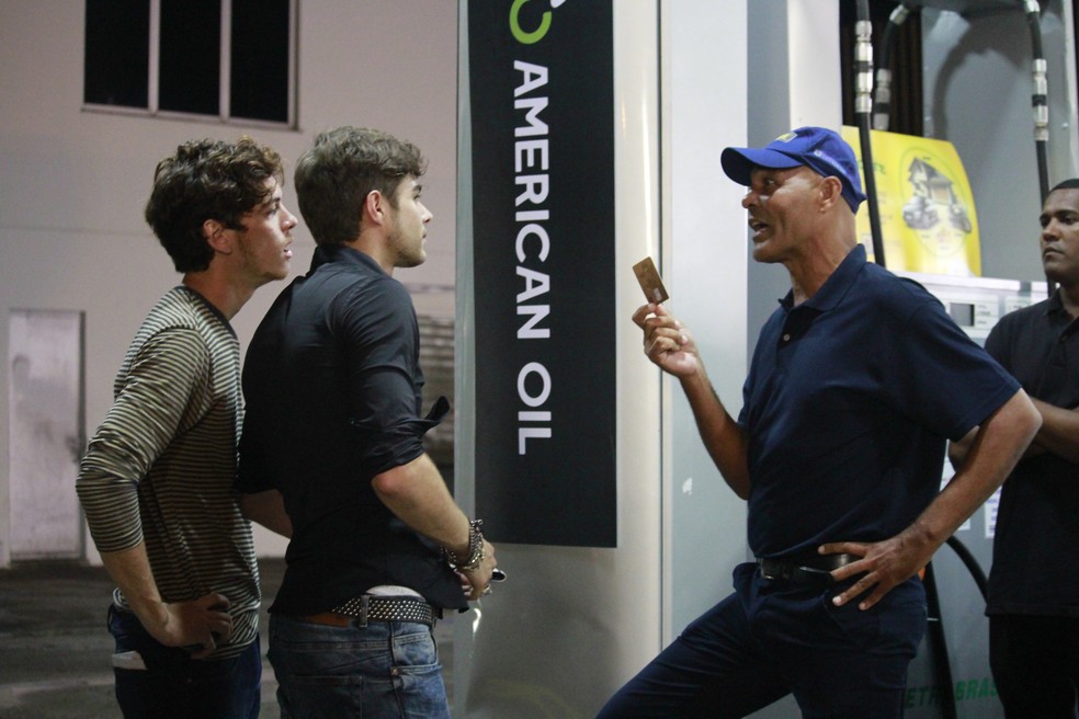 Frentista do posto cobra prejuízo de Léo (Foto: Cláudia Esteves / Gshow)
