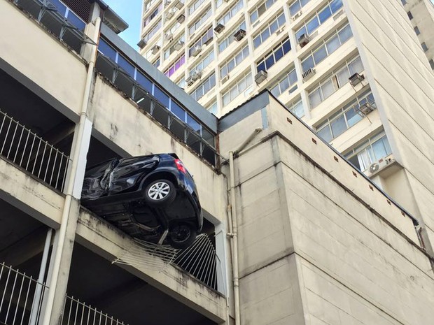 Carro pendurado em garagem de prédio no Centro de Juiz de Fora (Foto: Sérgio Bara/Arquivo Pessoal) Carro pendurado em garagem de prédio no Centro de Juiz de Fora (Foto: Sérgio Bara/Arquivo Pessoal)