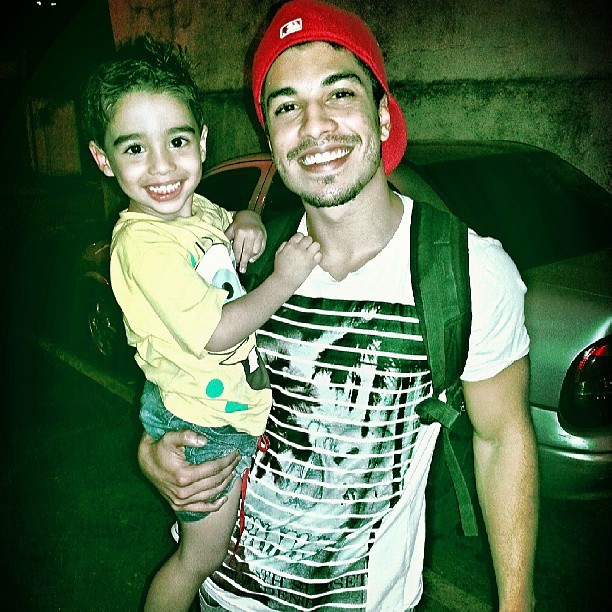 Douglas Sampaio com o filho (Foto: Instagram / Reprodução)