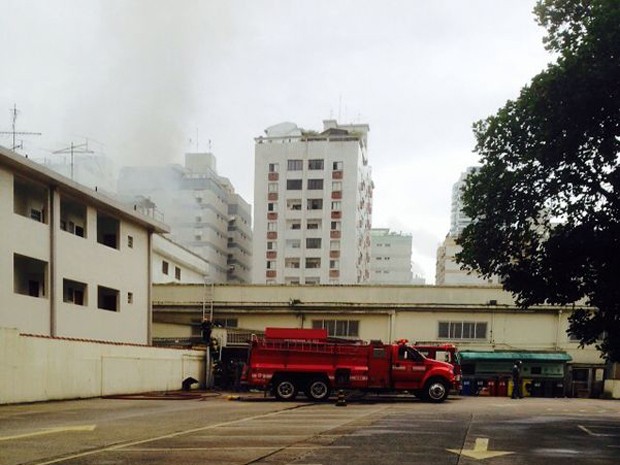 Caminhões dos bombeiros cercaram o supermercado em Santos (Foto: Eduardo Silva / G1)