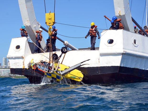 [Brasil] Após 6h de operação, Marinha retira destroços de avião que caiu na Barra Marinha