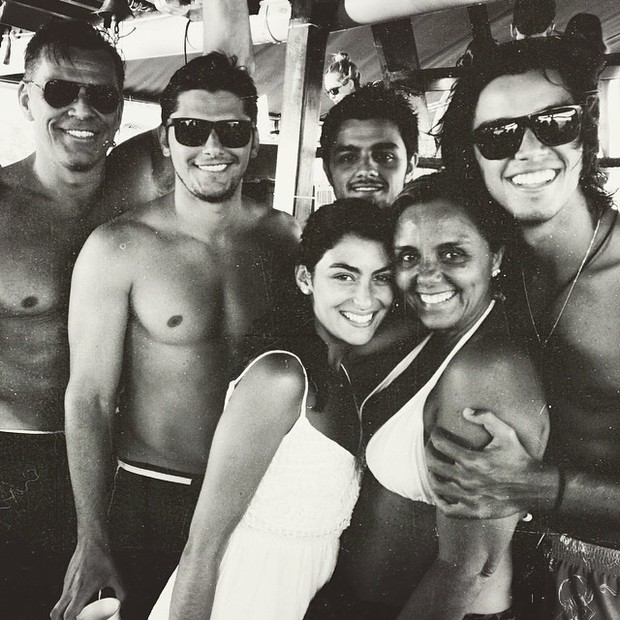 Rodrigo Simas e a familia (Foto: Reprodução/ Instagram)