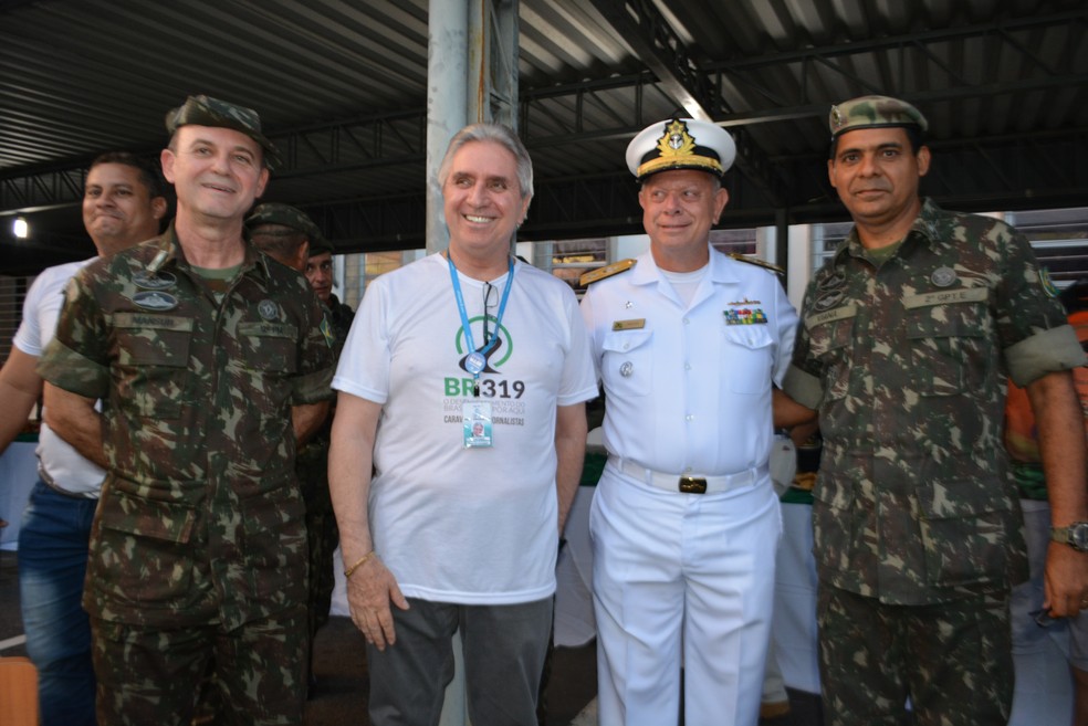 Autoridades militares e Ant&ocirc;nio Campanari (Foto: Mary Porfiro/G1)