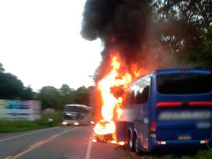 Início do incêndio no ônibus após o acidente na BR-101, na Bahia (Foto: Carlos José/ Site Voz da Bahia)