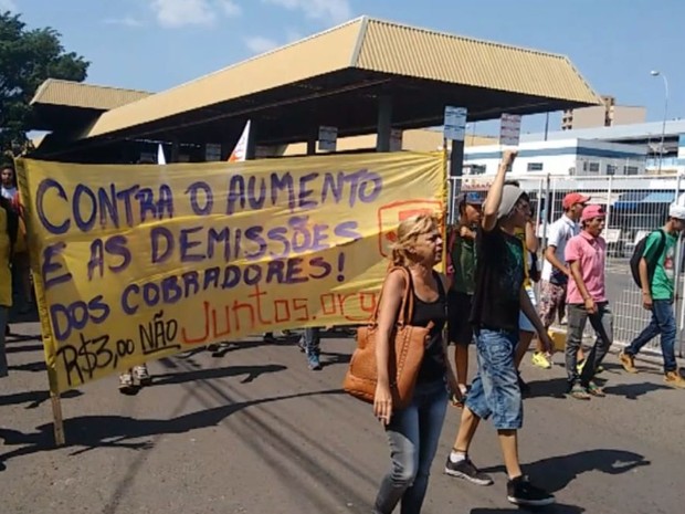 Estudantes protestam em Marília contra aumento de tarifa de ônibus