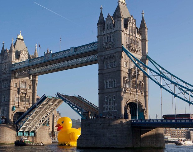 A famosa Ponte de Londres foi erguida para que o pato pudesse atravessar (Foto: Divulgação/Jackpotjoy)