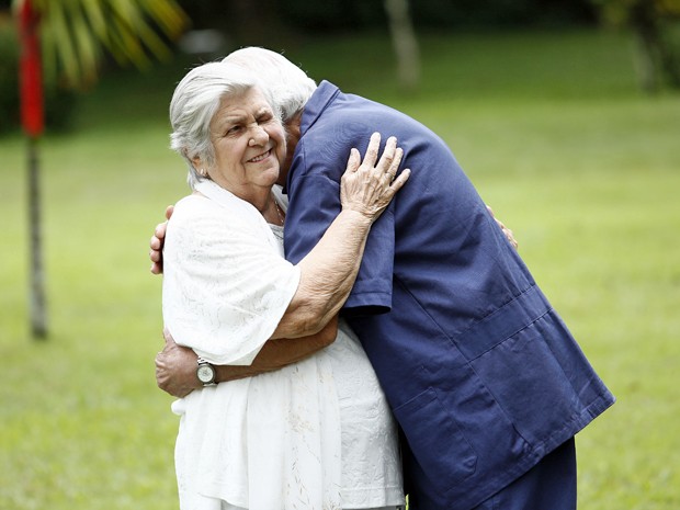 O abraço dos atores que interpretam marido e mulher (Foto: Raphael Dias / Gshow)