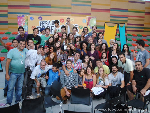 A galera já tá em clima de despedida! Daniel Blanco, Alice Wegmann, Juliana Paiva e Agatha Moreira tiram foto o restante do elenco, produção e autores (Foto: Malhação / Tv Globo)