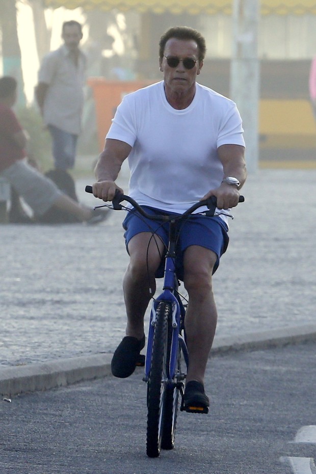 Arnold Schwarzenegger pedala na orla (Foto: Gabriel Reis / AgNews)