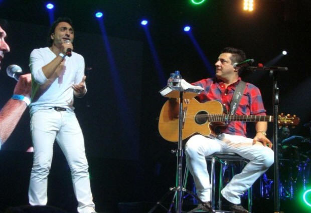 Henrique Marx canta ao lado de Bruno, da dupla Bruno &amp; Marrone (Foto: Divulgação/Site Oficial)