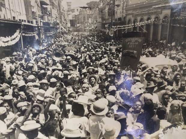 Rua do Comércio, na década de 50, durante bloco de rua. (Foto: MISA)