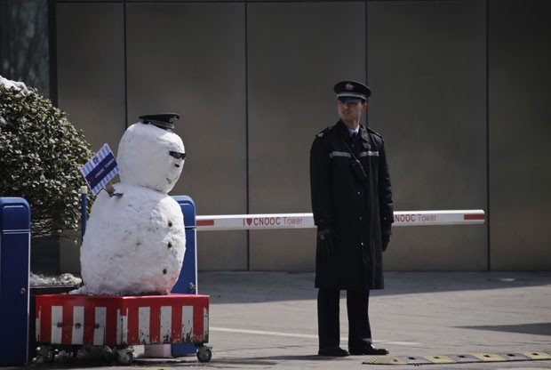 Boneco de neve fotografado no dia 20 de março em Pequim exibia até óculos de sol (Foto: Petar Kujundzic/Reuters)