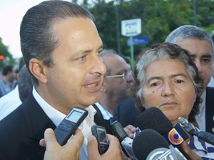 Eduardo Campos foi ao velório de Ronaldo Cunha Lima na Paraíba (Foto: Jhonathan Oliveira/G1)