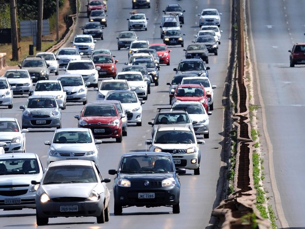 Veículos trafegam com farol baixo desligado durante o dia em via do Distrito Federal (Foto: Gabriel Jabur/Agência Brasília)