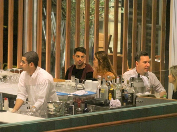 Cauã Reymond e a namorada, Mariana Goldfarb, em shopping em São Conrado, Zona Sul do Rio (Foto: Daniel Delmiro/ Ag. News)
