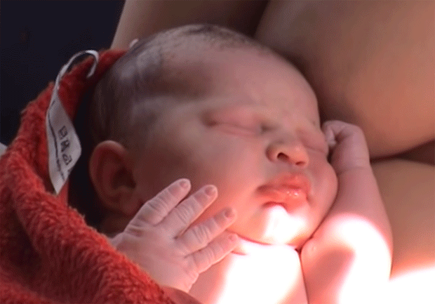 Parteira revela momentos hilários durante os partos em vídeo: Desde 'pega  com 6 dedos' até 'pé na cara