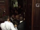 Alerj tem invasão e pancadaria após aprovação de lei orçamentária do RJ