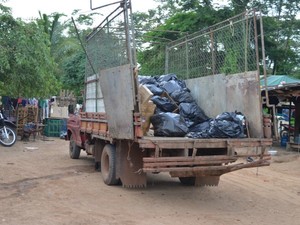 Caminhão faz a coleta seletiva nos bairros de Cacoal (Foto: Magda Oliveira/G1)