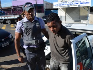 Jovem é preso suspeito de participar de roubo em residência de Piracicaba (Foto: Fernanda Zanetti/G1)