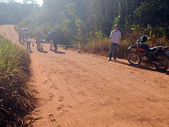 Pai e filha morreram afogados após carro cair em córrego. (Foto: MT Notícias) Pai e filha morreram afogados após carro cair em córrego. (Foto: MT Notícias)