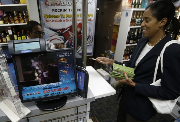 Melina Cholmondeley compra bilhete da loteria em Washington (Foto: Pablo Martinez Monsivais/AP)