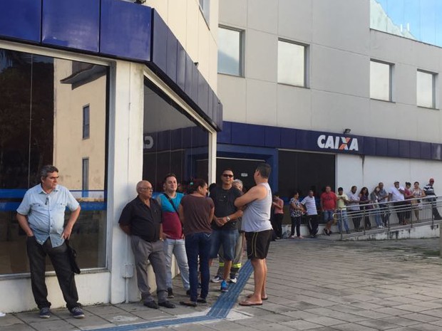 Pessoas formam fila para saques do FGTS de contas inativas em São José (Foto: Poliana Casemiro/ G1)