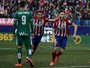 Com redenções de Saúl e Torres, Atlético vira e cola no líder Barcelona