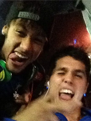 Neymar e Patito Rodriguez a caminho do estádio (Foto: Reprodução / Instagram)
