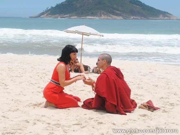 Na trama, Matilde está apaixonada pelo monge (Foto: Joia Rara/TV Globo)