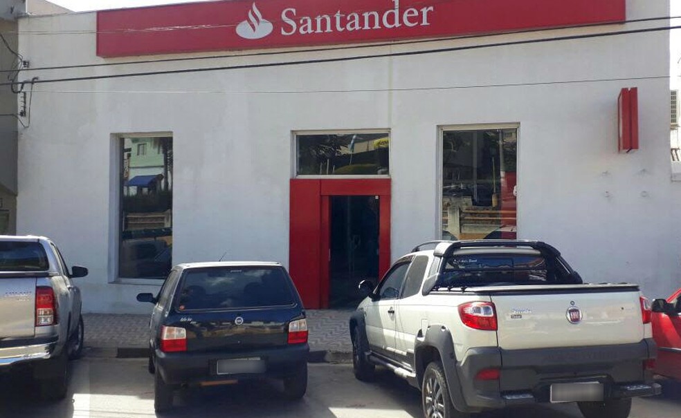 Agência bancária no centro de Piracaia é assaltada (Foto: Lucas Rangel/TV Vanguarda)