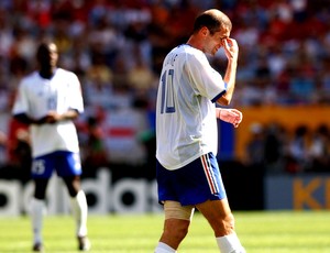 Zidane eliminado França Copa 2002  (Foto: Getty Images)