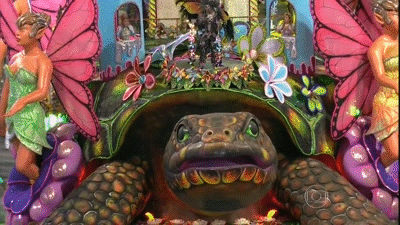 Carro alegórico da Império de Casa Verde representa o mundo mágico do universo infantil (Foto: Reprodução/TV Globo)