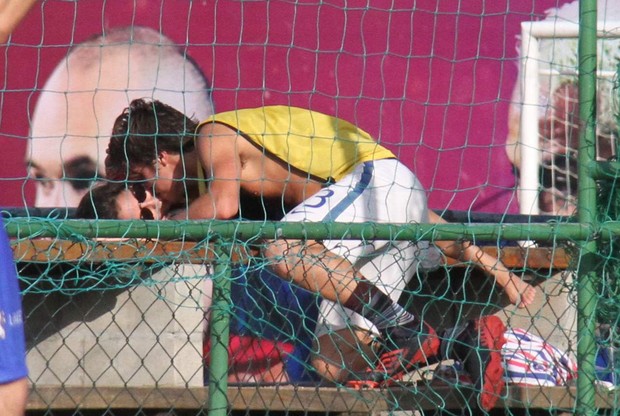 Francisco Vitti comemora gol com beijo em Amanda de Godoi (Foto: CLEOMIR TAVARES / DIVULGAÇÂO)