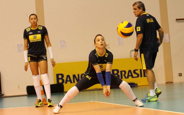 Camila Brait Treino Seleção Brasileira Feminina de Vôlei (Foto: CBV)
