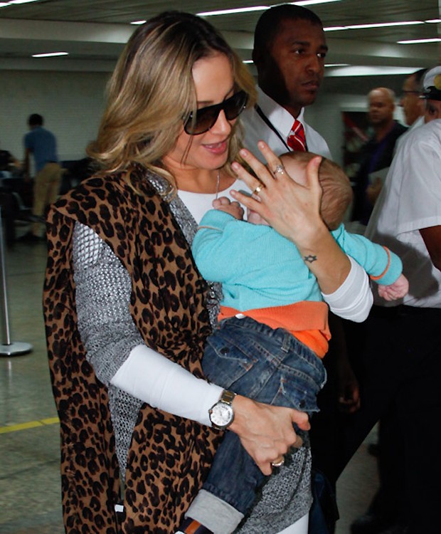 CLaudia Leitte evita que Rafael seja fotografado (Foto: Foto Rio News)