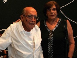 Em foto de 2007, Oscar Niemeyer posa ao lado de Anna Maria (Foto: Marco Antônio Teixeira/ Ag. O Globo)