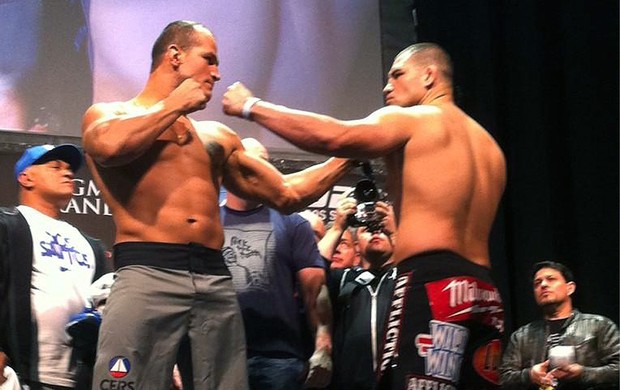 Junior Cigano e Cain Velazquez pesagem UFC Las Vegas (Foto: Reprodução / Twitter)