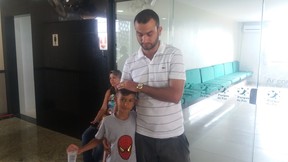 Gilberto Azevedo com o filho Liam, de 7 anos (Foto: EGO)