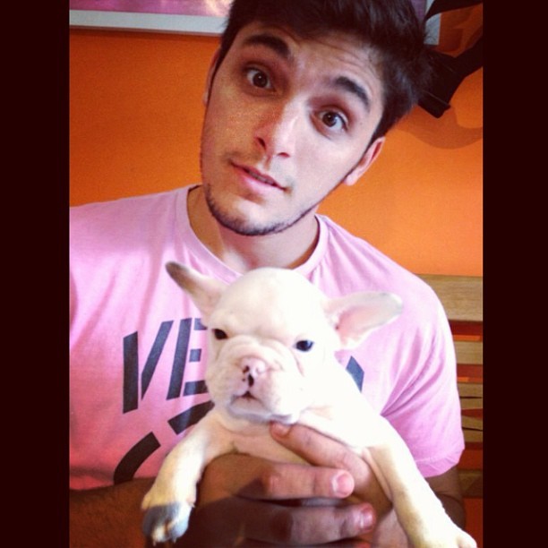 Bruno GIssoni posa com cachorro (Foto: Instagram/ Reprodução)