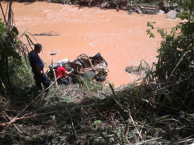 Bombeiros encontraram o veículo que foi arrastado pela enxurrada dentro do rio Jundiaí (Foto: Arquivo Pessoal)