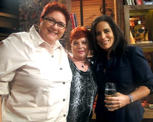 Gloria posa com casal Maria Rita e Fúlvia (Foto: Na Moral / TV Globo)