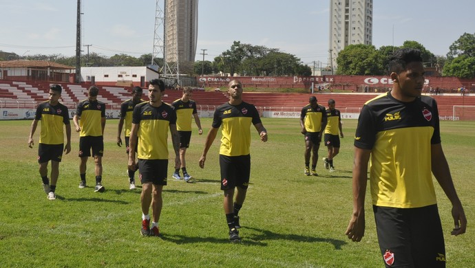 Jogadores do elenco do Vila Nova em treino (Foto: Guilherme Gonçalves/GloboEsporte.com)