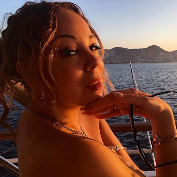 Ego Mariah Carey Sensualiza De Camisola Decotada Em Barco Not Cias