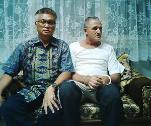 Marco (a direita) e seu advogado nesta quarta-feira na Indonésia (Foto: Divulgação)