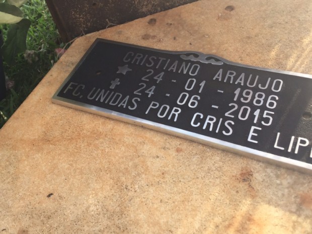 Fã mandou fazer lápide para túmulo de Cristiano Araújo (Foto: Murillo Velasco/G1)