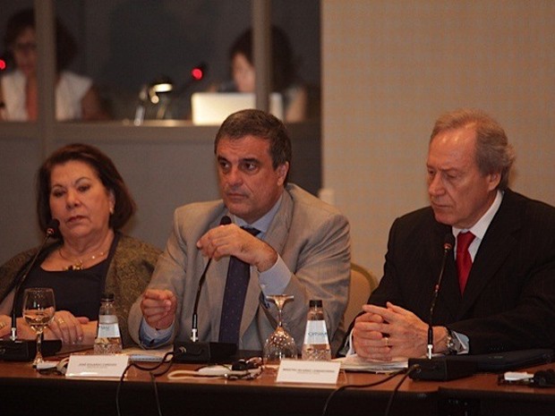 O ministro da Justiça, José Eduardo Cardozo, e a ministra do STJ, Eliana Calmon, participam dos debates do colegiado presidido por Lewandowski. (Foto: Divulgação)