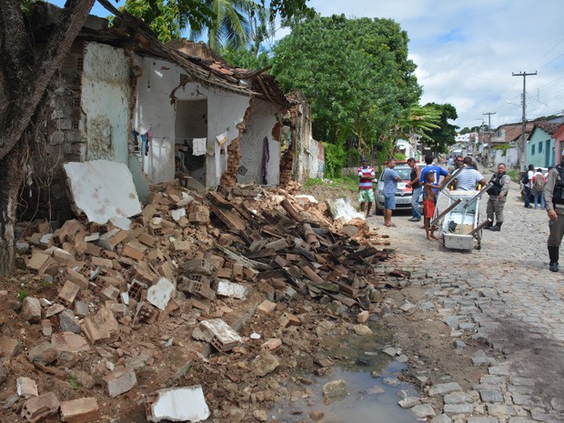 Caminhão desgovernado atingiu casa em Santa Rita, na Paraíba (Foto: Walter Paparazzo/G1)