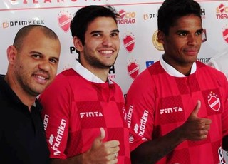 Lucas Sotero e Almir, meias do Vila Nova (Foto: Divulgação/Vila Nova)